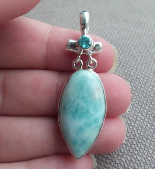 Zilveren hanger gezet met druppelvorm Larimar en blauw Topaas